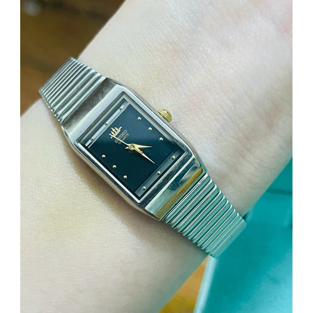 Đồng hồ Seiko Nhật tank mini mặt đen siêu xinh.