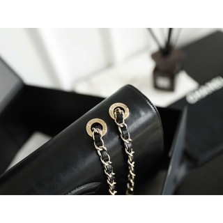 TÚI FLAP LOGO NỔI DA BÊ SZ34
