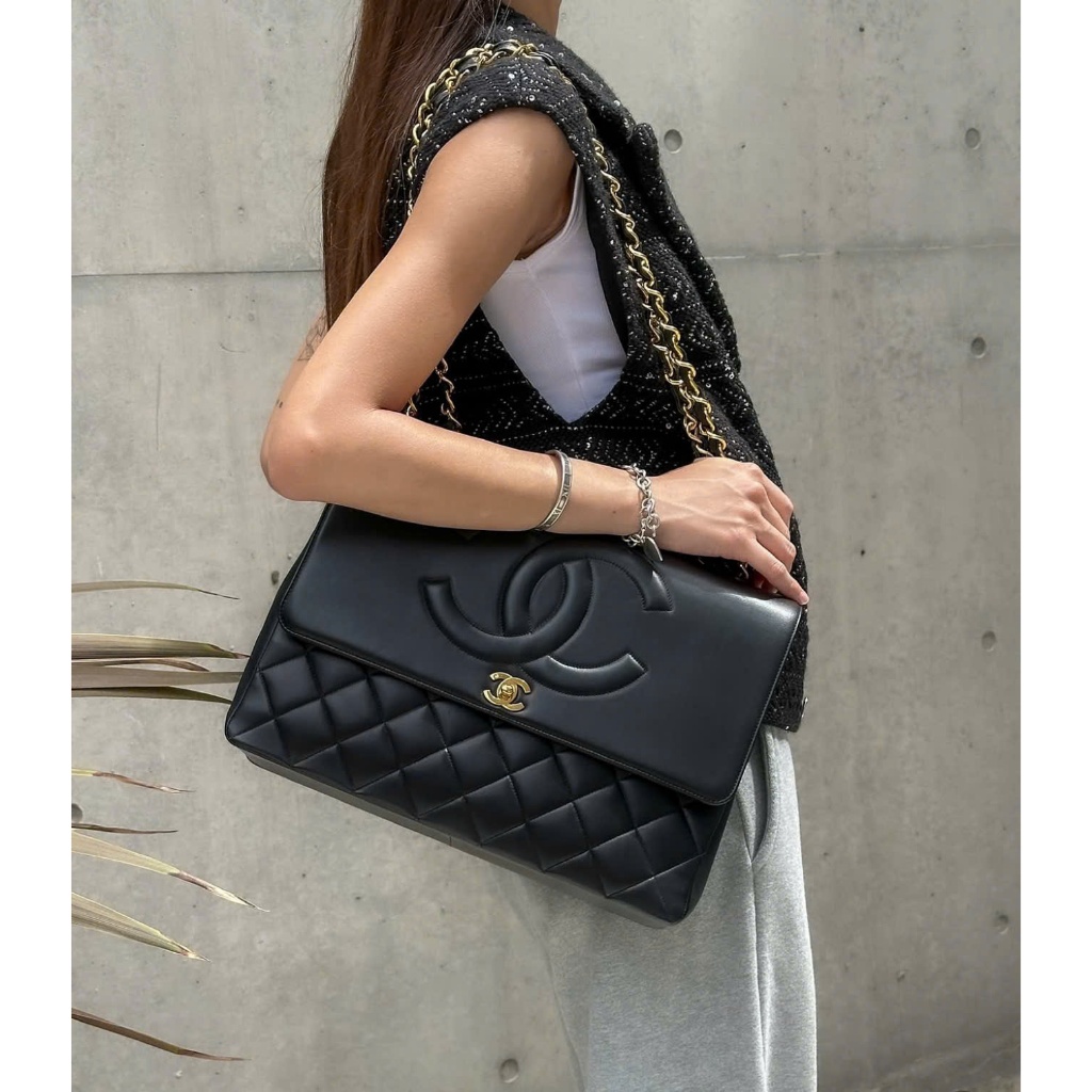 TÚI FLAP LOGO NỔI DA BÊ SZ34