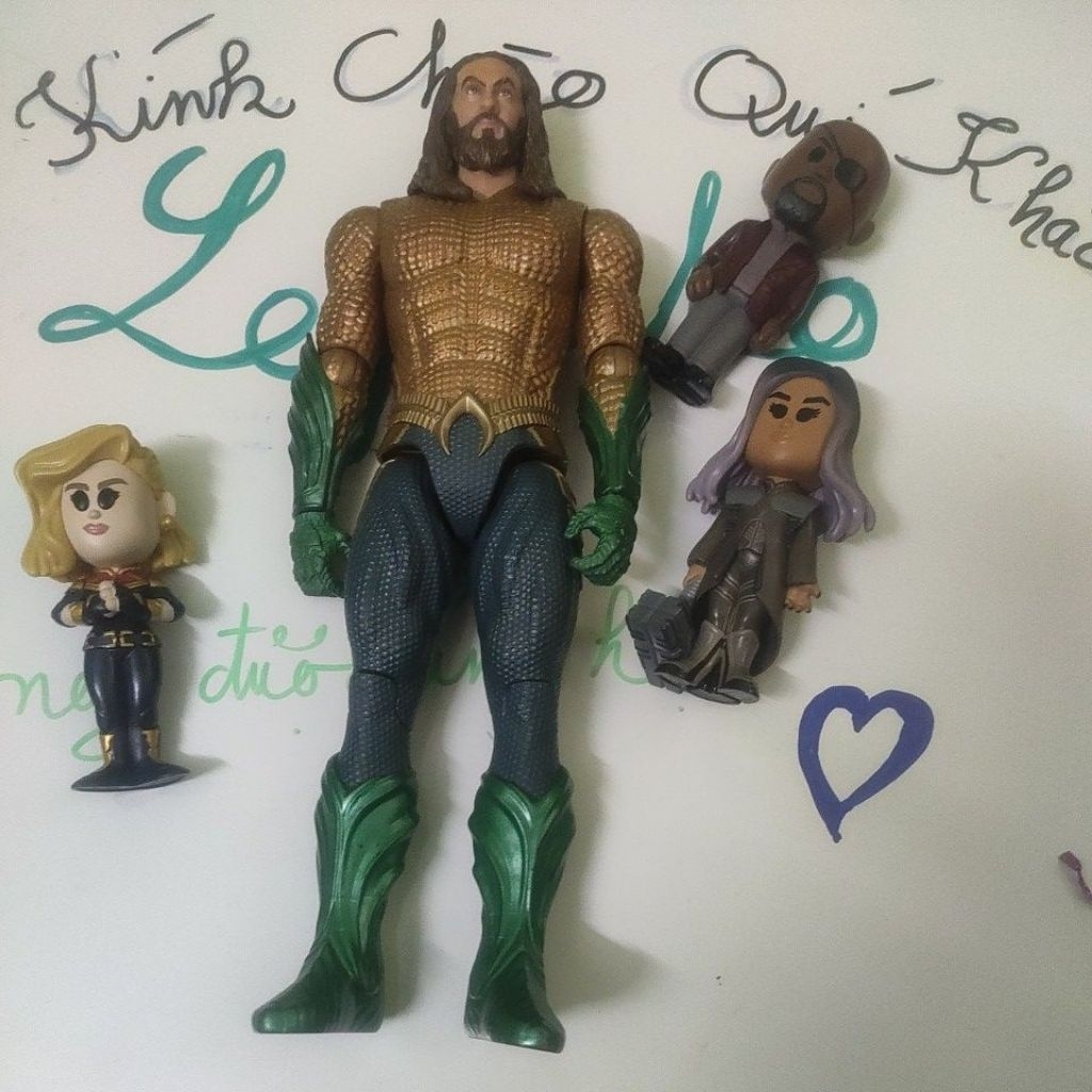 Mô hình Aquaman cao 30 cm (tặng 3 bé nhỏ)