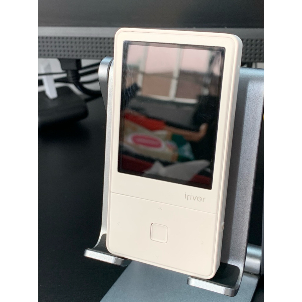 Mp4 Iriver E100 - máy nghe nhạc, xem phim, có loa ngoài