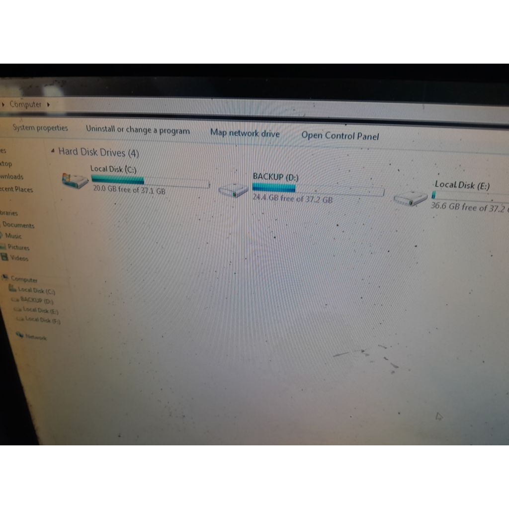 Màn hình máy tính cũ SAMSUNG B1930N bị bẩn nhẹ bên trong