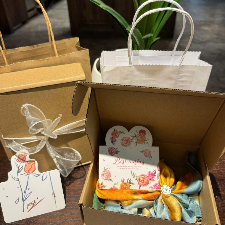 SET quà tặng mẹ, cô, bạn gái sinh nhật - Khăn lụa kèm Phụ kiện cài khăn FULLBOX