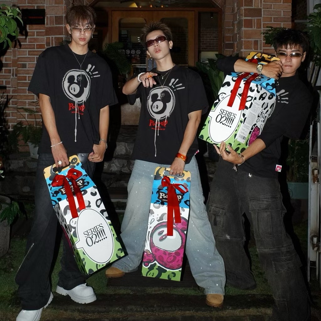 𝐏𝐎𝐏𝐏𝐎𝐏 𝐇𝐈𝐇𝐈 | POPPOP HIHI MASCOT PP PAINT TEE / BLACK