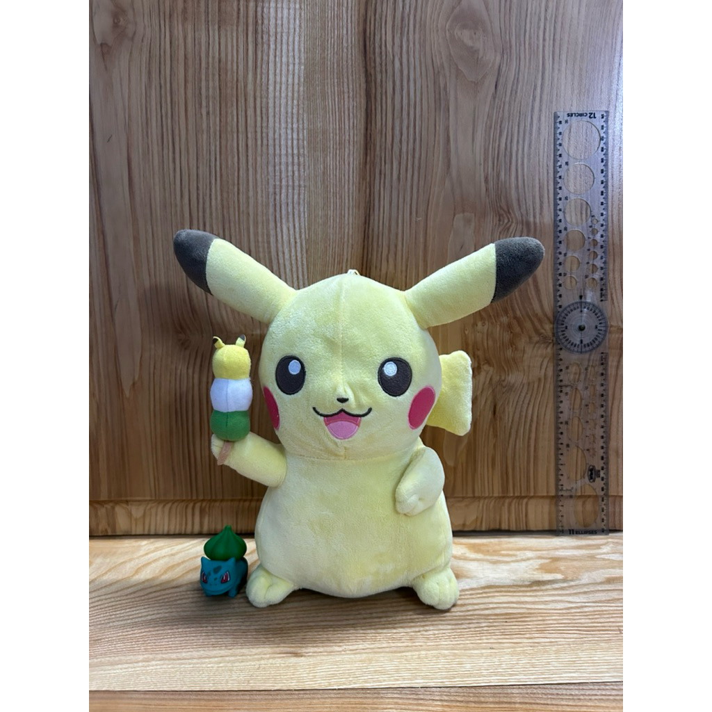 Gấu bông Pokemon Pikachu cầm kẹo hồ lô Pikachu