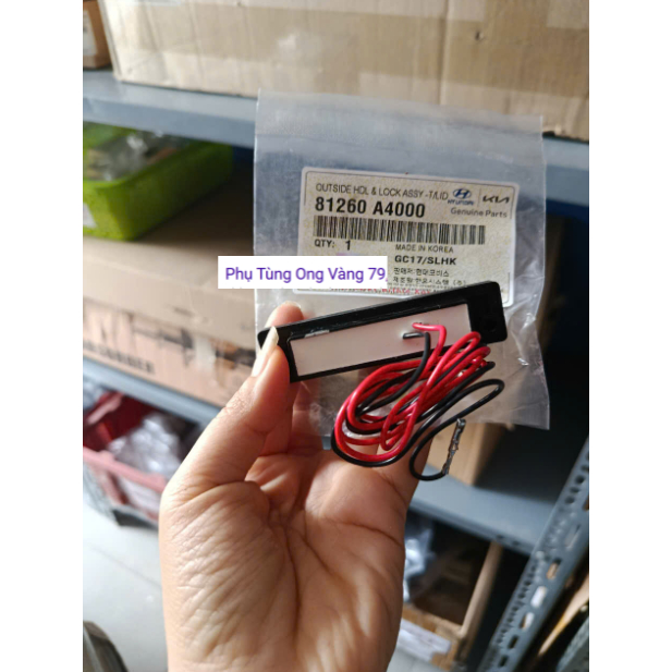 Công Tắc/ Nút Bấm Mở Cốp Xe KONA; RONDO; CARENS; CARNIVAL; SEDONA - 81260A4000