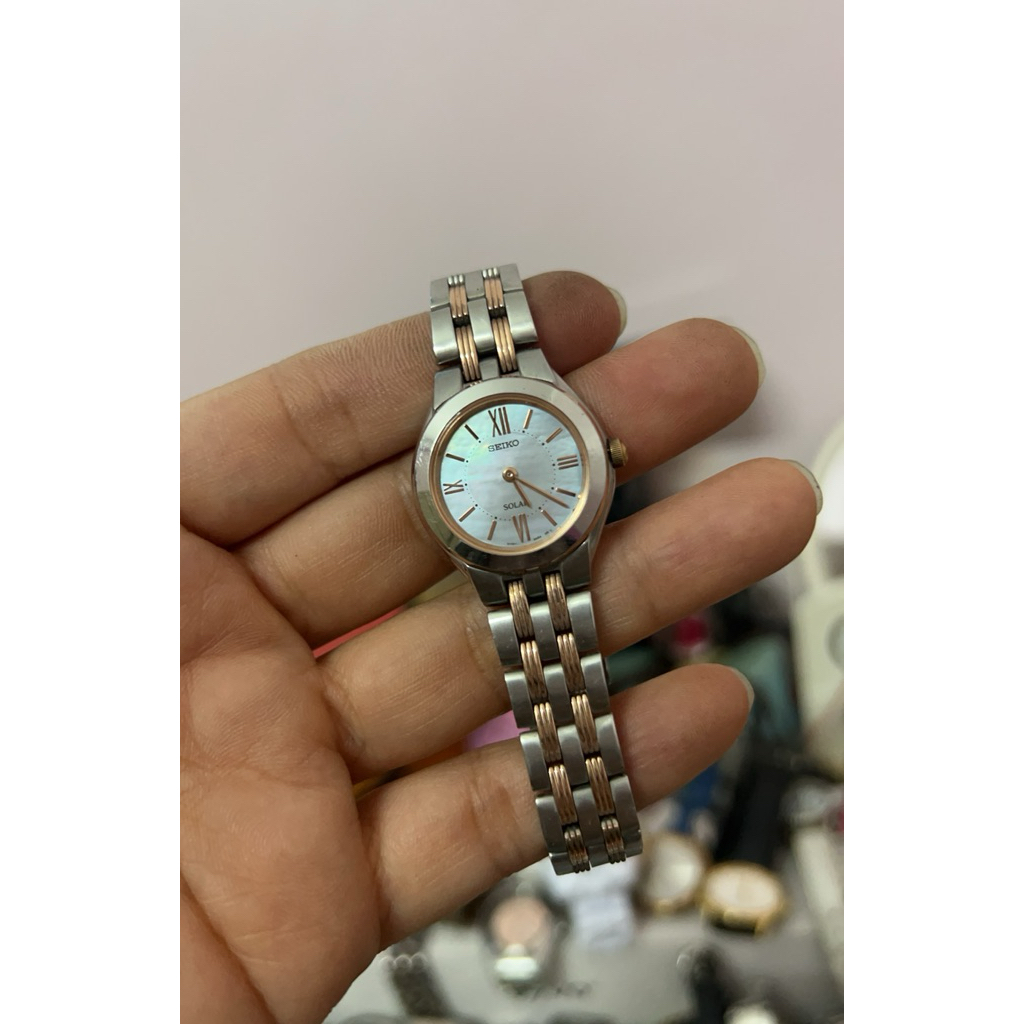Đồng hồ nữ hiệu Seiko solar