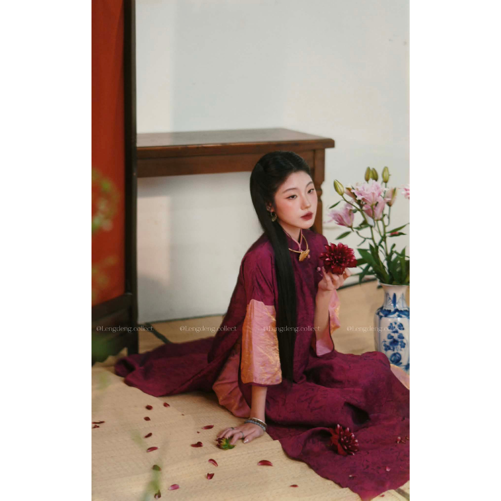 Áo Dài Bát Đàn - Lengdeng.Collect | Áo dài dáng suông cách tân màu hồng đậm phối hồng hoa chìm Lèng Dèng | BigBuy360 - bigbuy360.vn