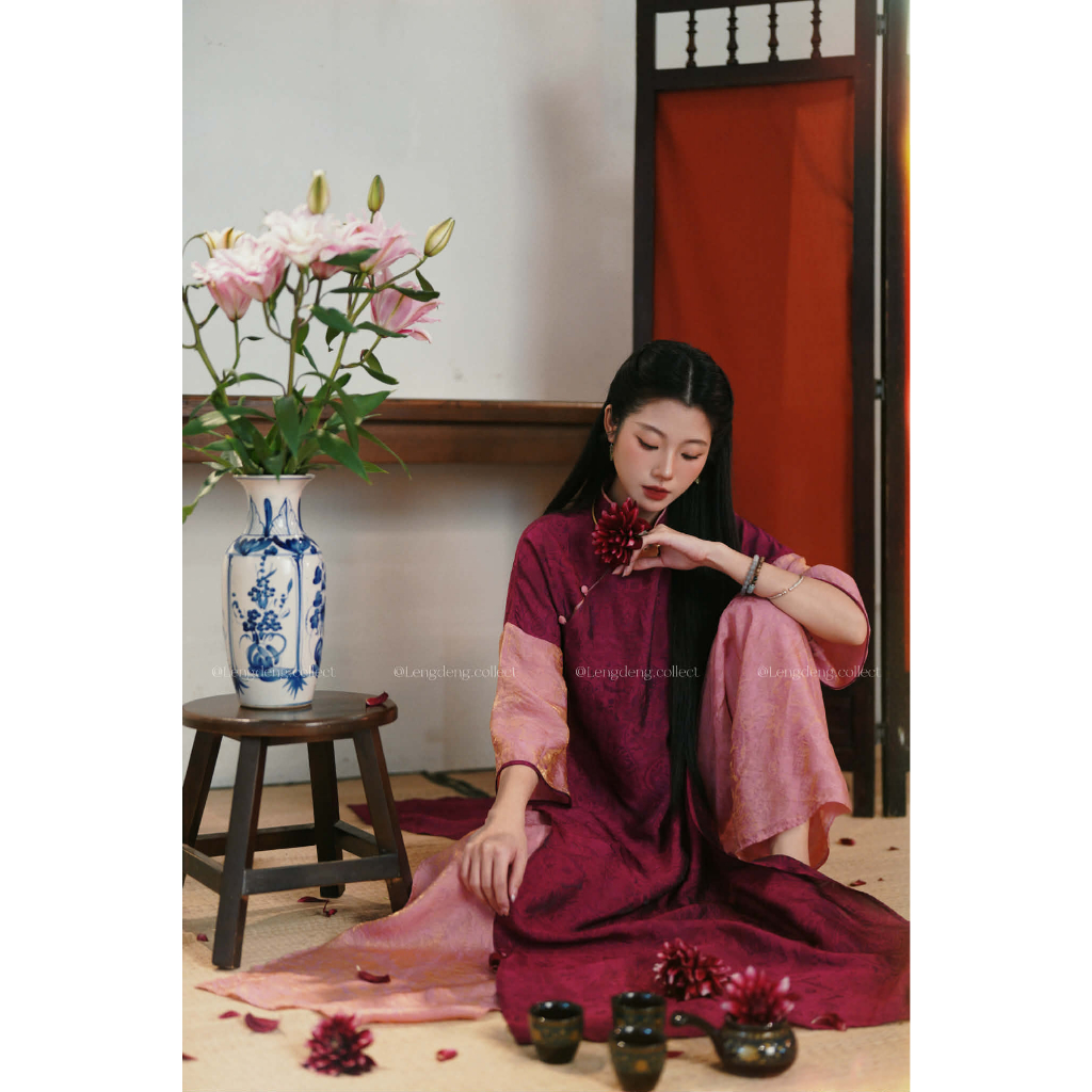 Áo Dài Bát Đàn - Lengdeng.Collect | Áo dài dáng suông cách tân màu hồng đậm phối hồng hoa chìm Lèng Dèng | BigBuy360 - bigbuy360.vn
