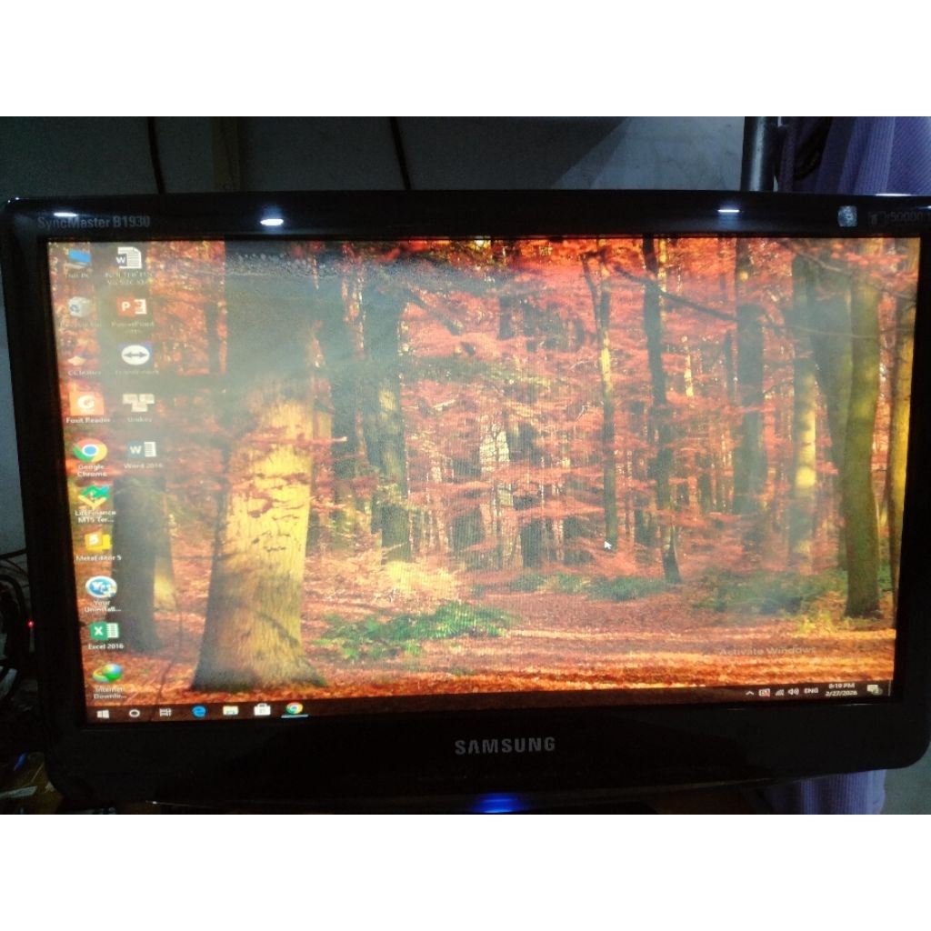 Màn hình cũ Samsung B1930N còn đẹp nám nhẹ