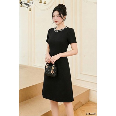 Đầm Suông Đen Trung Niên EMY EM7359 - Thiết Kế Bố Gân Đính Hạt Cổ Sang Trọng, Thanh Lịch