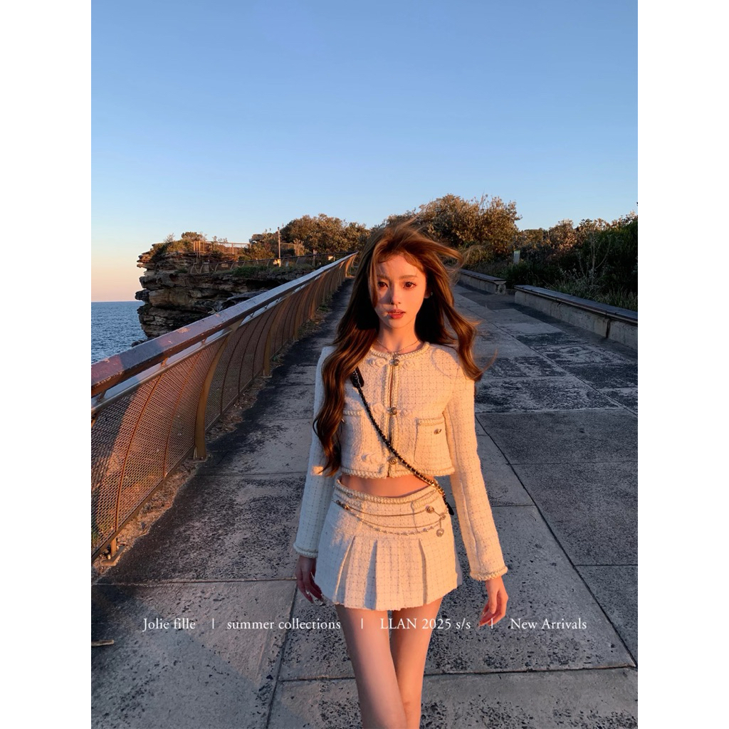 Kylie Jenner Runway -  Your Lazy Llan Set áo và chân váy phong cách Old Money ngọt ngào