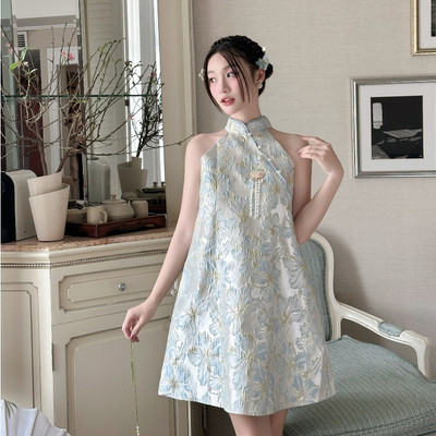 TUBYCATU Đầm Yếm Cổ Trụ Chất Gấm Họa Tiết Hoa (KHÔNG KÈM PHỤ KIỆN)