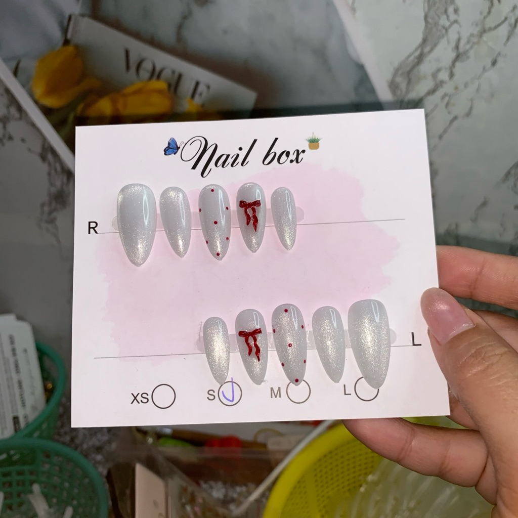 NaiBox Huỳnh Thơ - Nail Mắt Mèo Trắng Chấm Bi Đỏ Đính Nơ