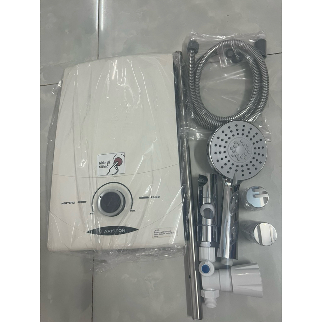 Máy tắm nước nóng trực tiếp có bơm trợ lực hãng Ariston