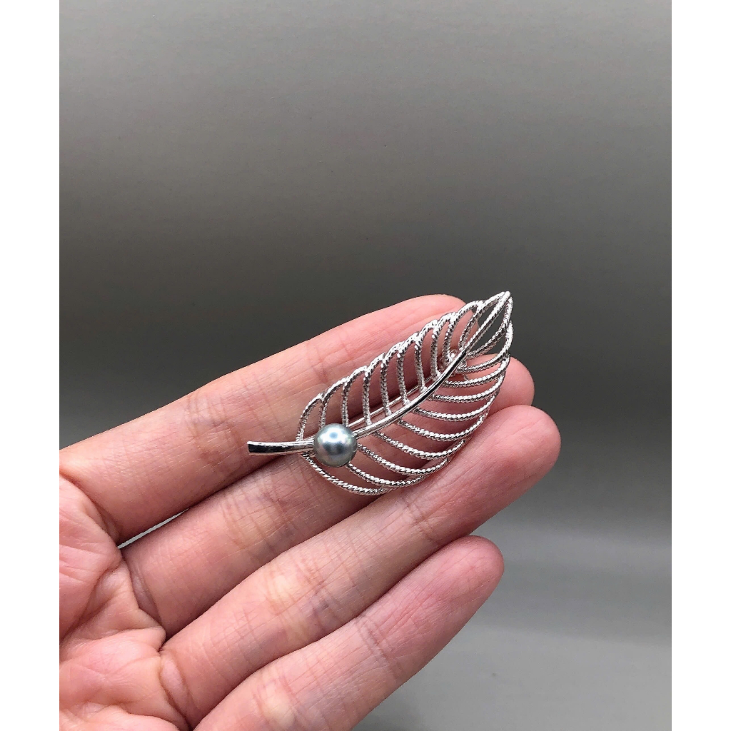 Cài áo chiếc lá phối 1 viên Akoya xám 6.6mm si tuyển Nhật