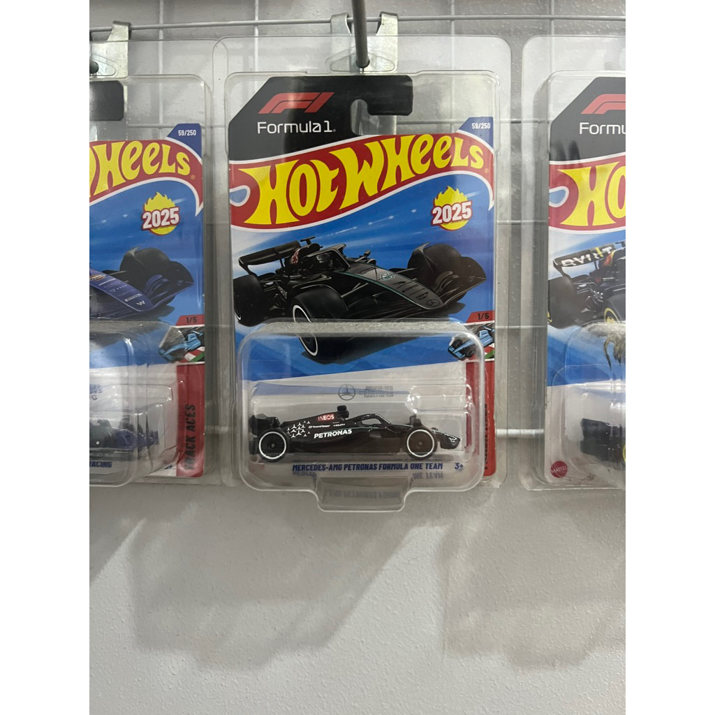 Mô hình Hot Wheels Mercedes-Benz F1(tặng protect card)