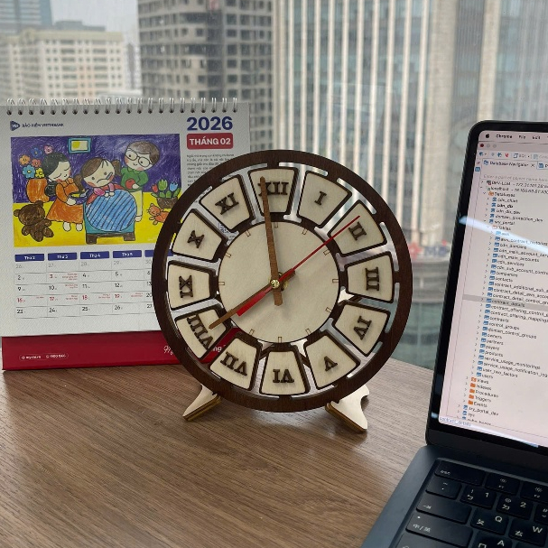 Đồng hồ để bàn, đồng hồ gỗ, decor, đồng hồ số la mã, quà tặng