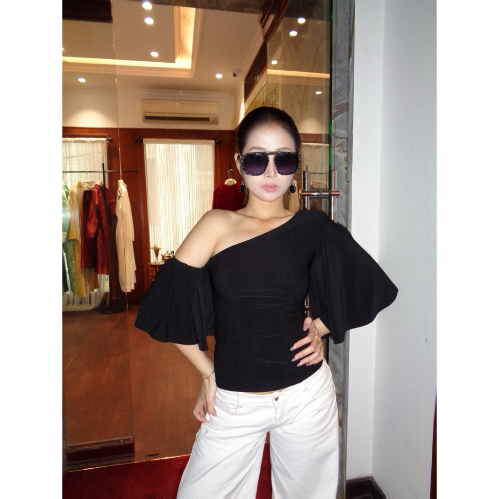 HOTMESS | hotmess.eps | Áo Thun Lệch Vai Tay Loe Phồng Cara One-Off Shoulder Top