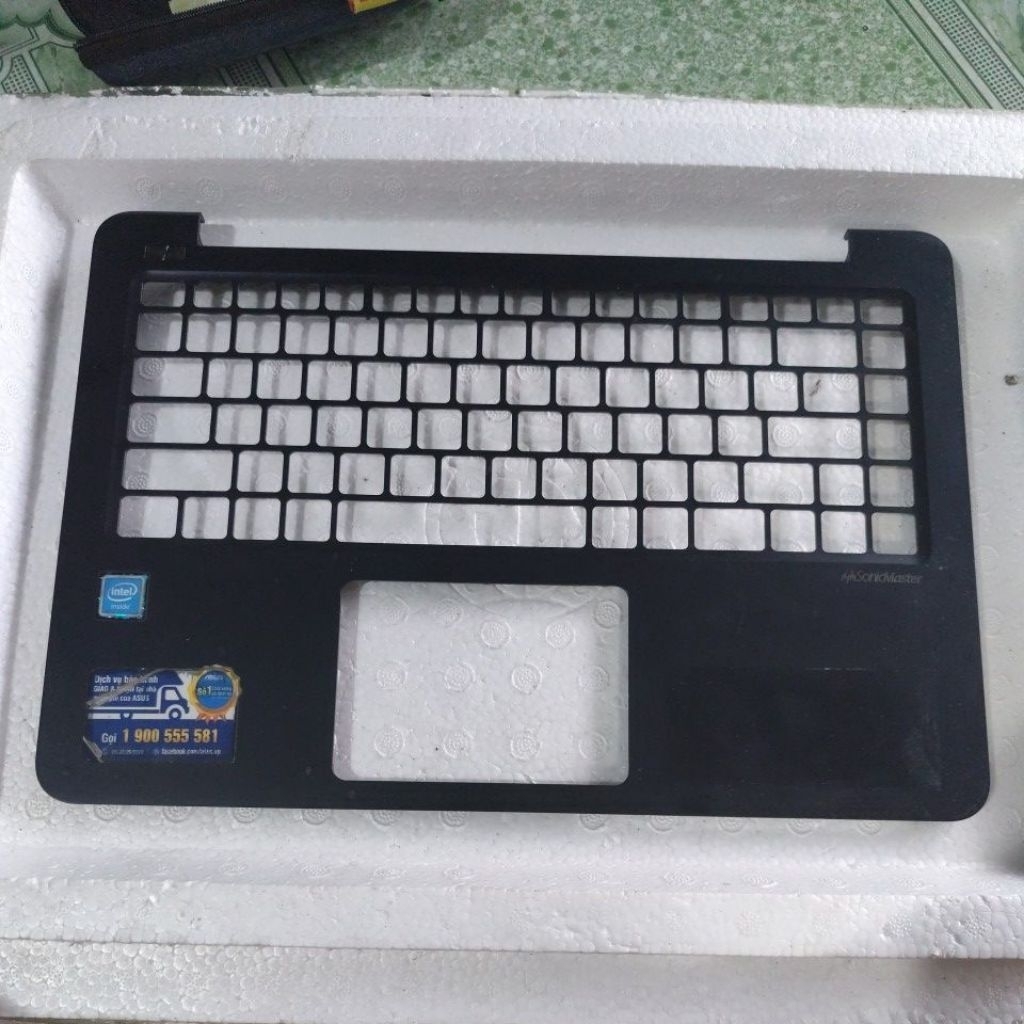 mặt C laptop Asus E402N còn đẹp, có dán keo một con ốc