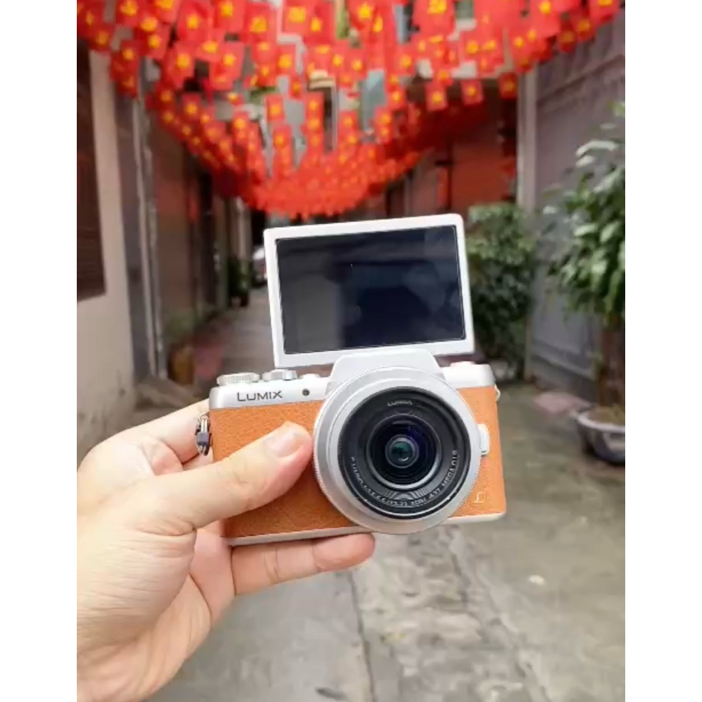 Máy ảnh miroless kĩ thuật số vintage Lumix GF8 màu nâu có màn lật