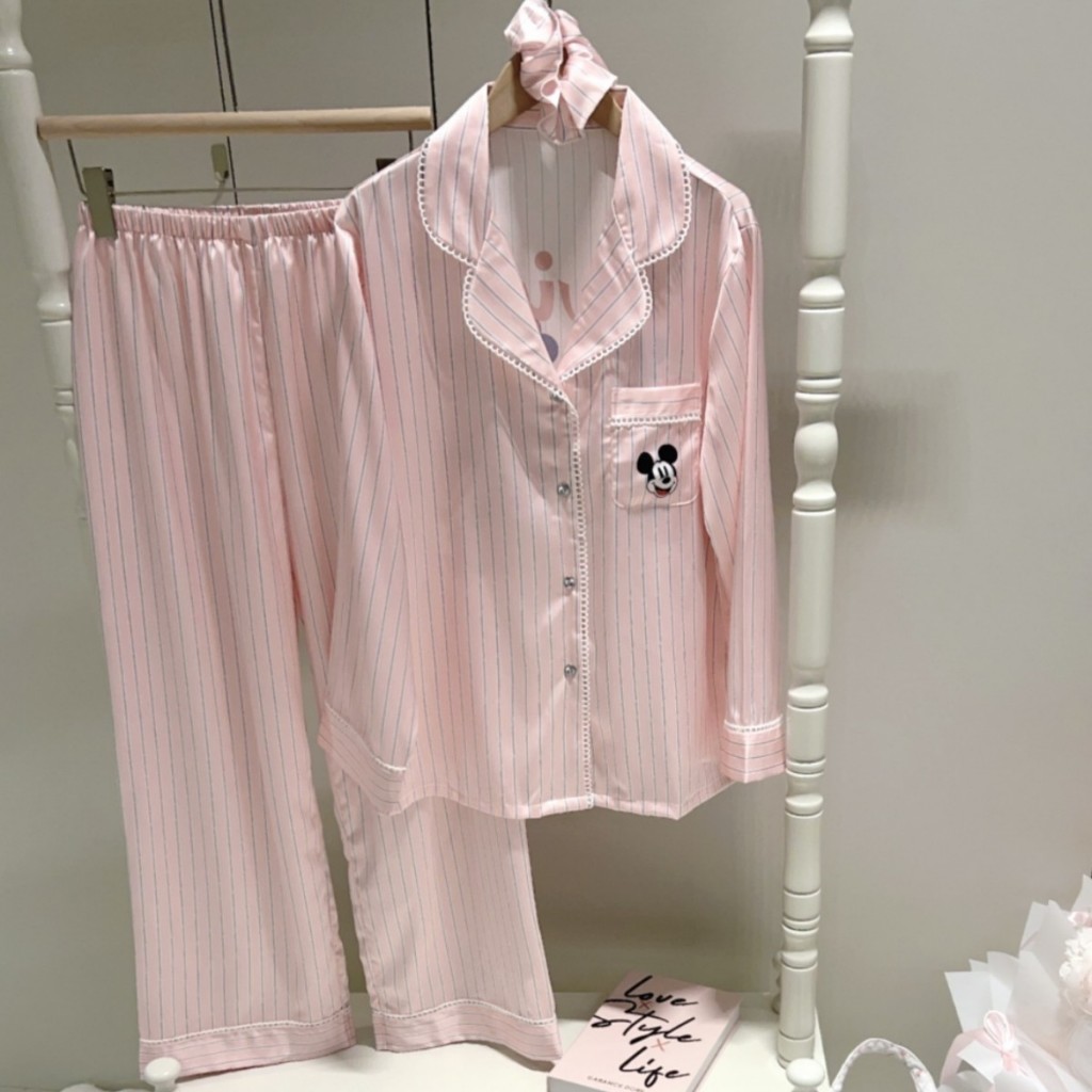 Set pyjama lụa kẻ hồng họa tiết chibi mikey túi trước dáng basic -L0072 lụa QCL1