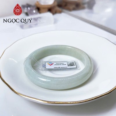 Vòng cẩm thạch A Myanmar - Ngọc phỉ thúy type A bản hẹ phớt xanh điểm hoàng phỉ ni 56 nếp mịn (kèm kđ type A) - Ngoc Quý