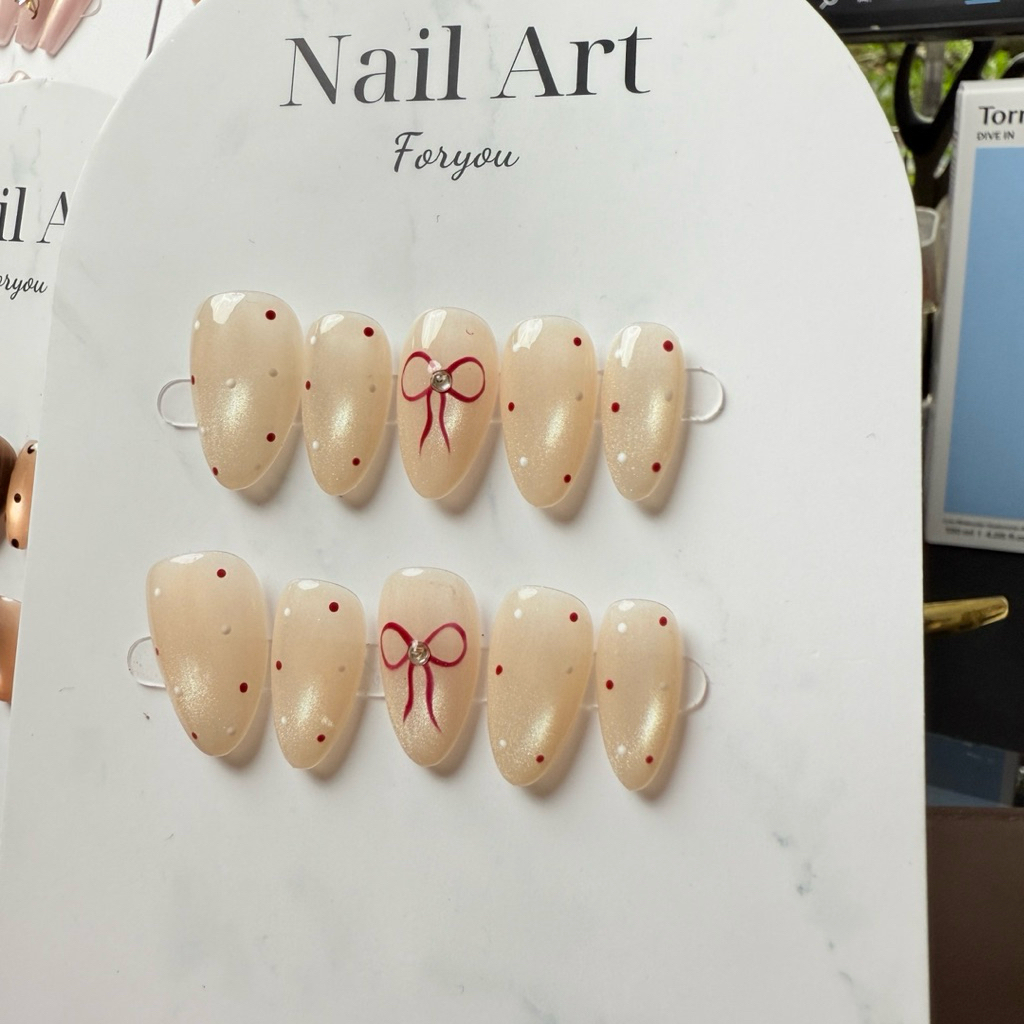 Nailbox CYN Nails thiết kế form hạt na NA02 - nền màu trà nhạt mix chấm bi và nơ - tặng kèm phụ kiện