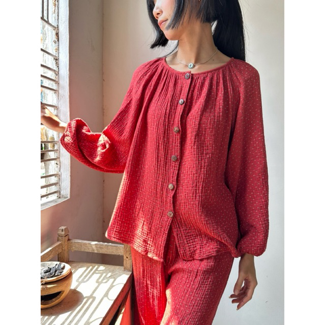 Bộ đồ ngủ nữ dáng dài xô muslin, pijama tay dài quần dài phối nút gỗ hoạ tiết hoa mã 6 Cúc Hyday Mus