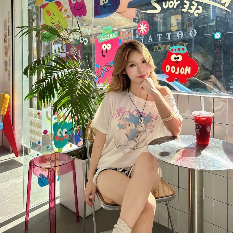 Áo thun nữ MONÁ áo form rộng trễ vai hoạ tiết chấm bi in thỏ - LOVELY TOP | BigBuy360 - bigbuy360.vn