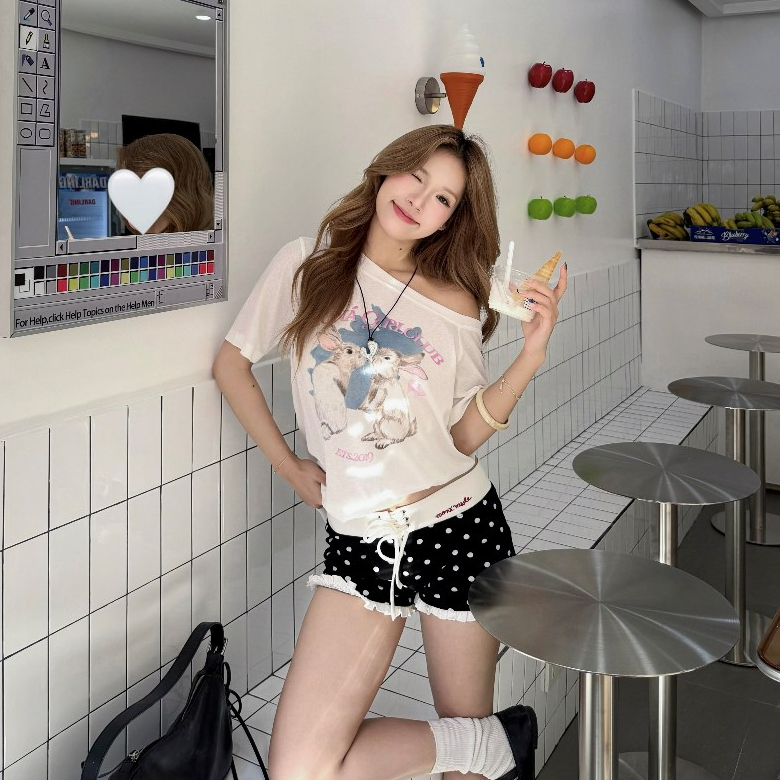 Áo thun nữ MONÁ áo form rộng trễ vai hoạ tiết chấm bi in thỏ - LOVELY TOP | BigBuy360 - bigbuy360.vn