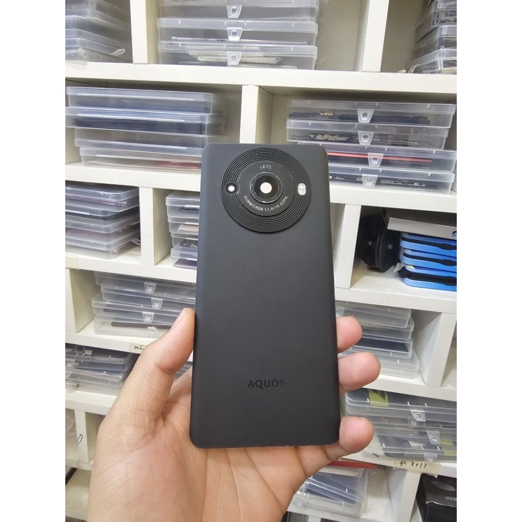 Nắp lưng công Kính cam Sharp R8 Pro