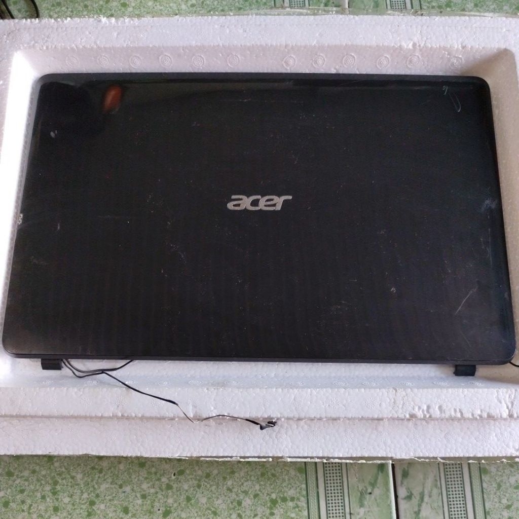 vỏ mặt A laptop acer aspire E1-571G hàng cũ có trầy xước