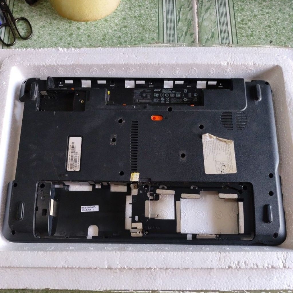 vỏ mặt D laptop acer aspire E1-571G hàng cũ có trầy xước, ốc hai bên bị bể anh em về xài đỡ
