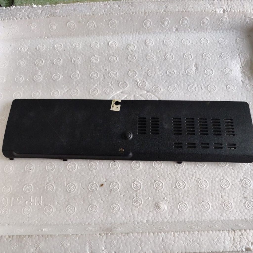 vỏ nắp đậy phía sau mặt D laptop acer aspire E1-571G hàng cũ có trầy xước