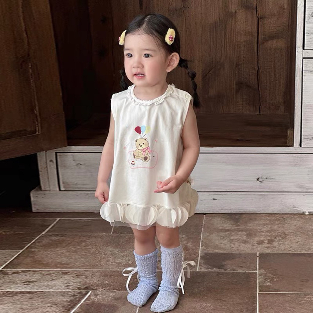 Váy công chúa cho bé gái SUSHI BABY SHOP đầm trắng sát nách in hình gấu chân voan cho đầy tháng, thô