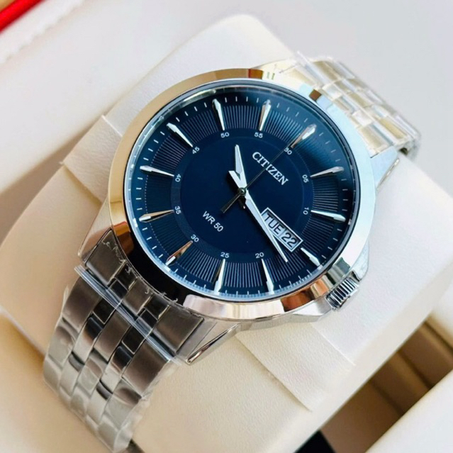 Đồng hồ nam Citizen BF2011-51L đặc biệt vì có mặt đồng hồ màu xanh