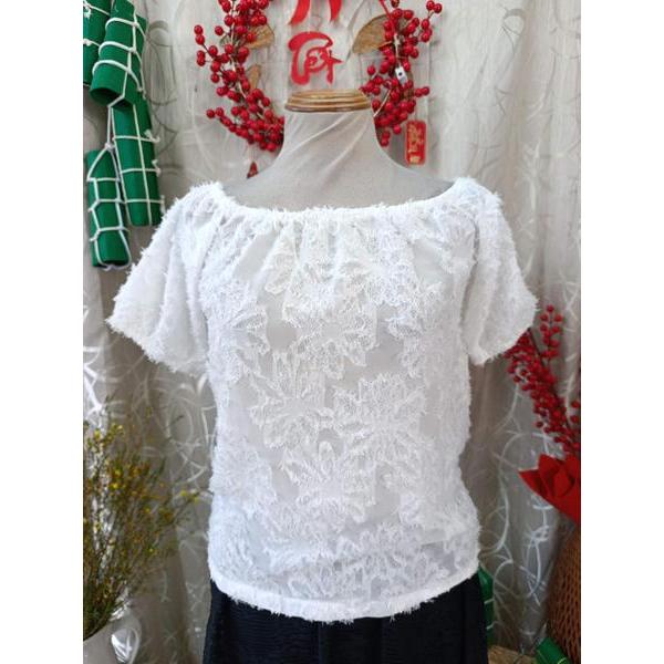 GINDY thanh lý - Áo voan trễ vai phối hoa nổi bymo - SIZE S