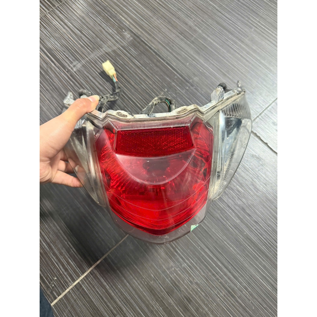 cụm đèn hậu đèn đuôi cả bóng rắc đầy đủ sym shark 125 (hàng zin tháo xe )