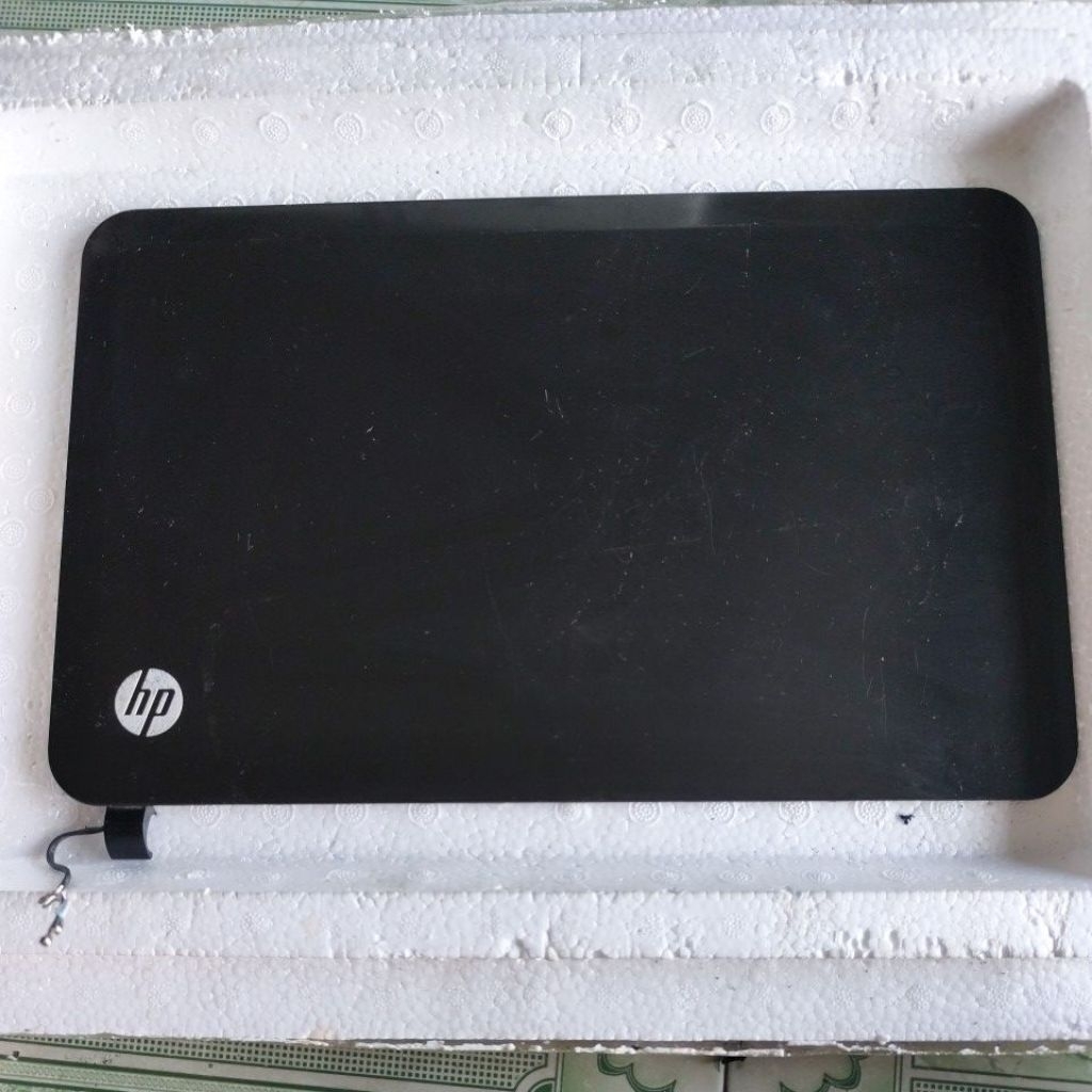 Vỏ mặt A laptop HP pavilion 14-b151tu hàng cũ có trầy xước mất bat góc