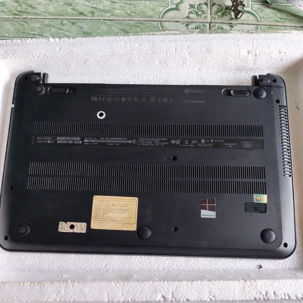 Vỏ mặt D laptop HP pavilion 14-b151tu hàng cũ có trầy xước