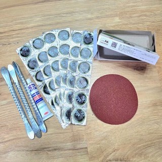 Bộ Dụng Cụ 3 Món Vá Ruột Xe Đạp Gồm 1 hộp 36 miếng vá có tuýp keo + 3 cây nại + 1 miếng nhám