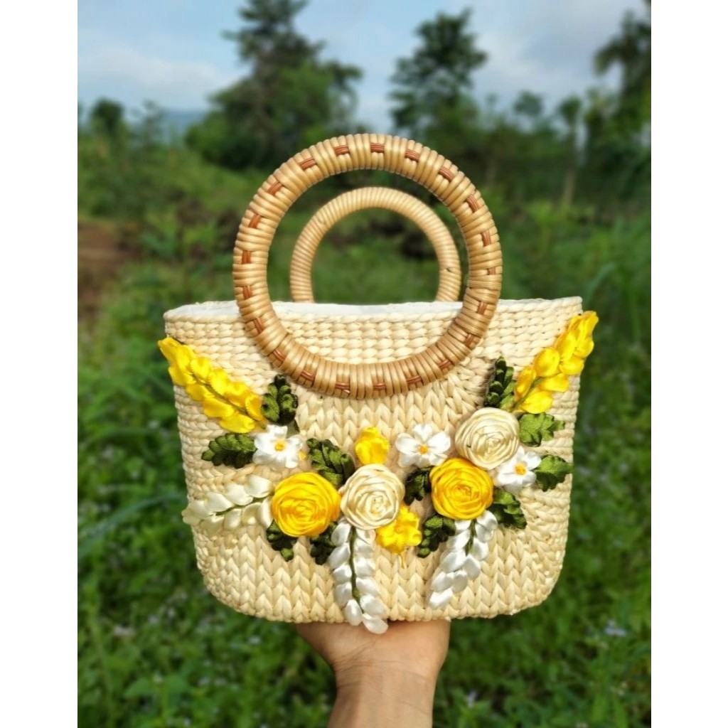 Túi cói lục bình mẫu quai mây size 28 hoa thêu ruy băng M4