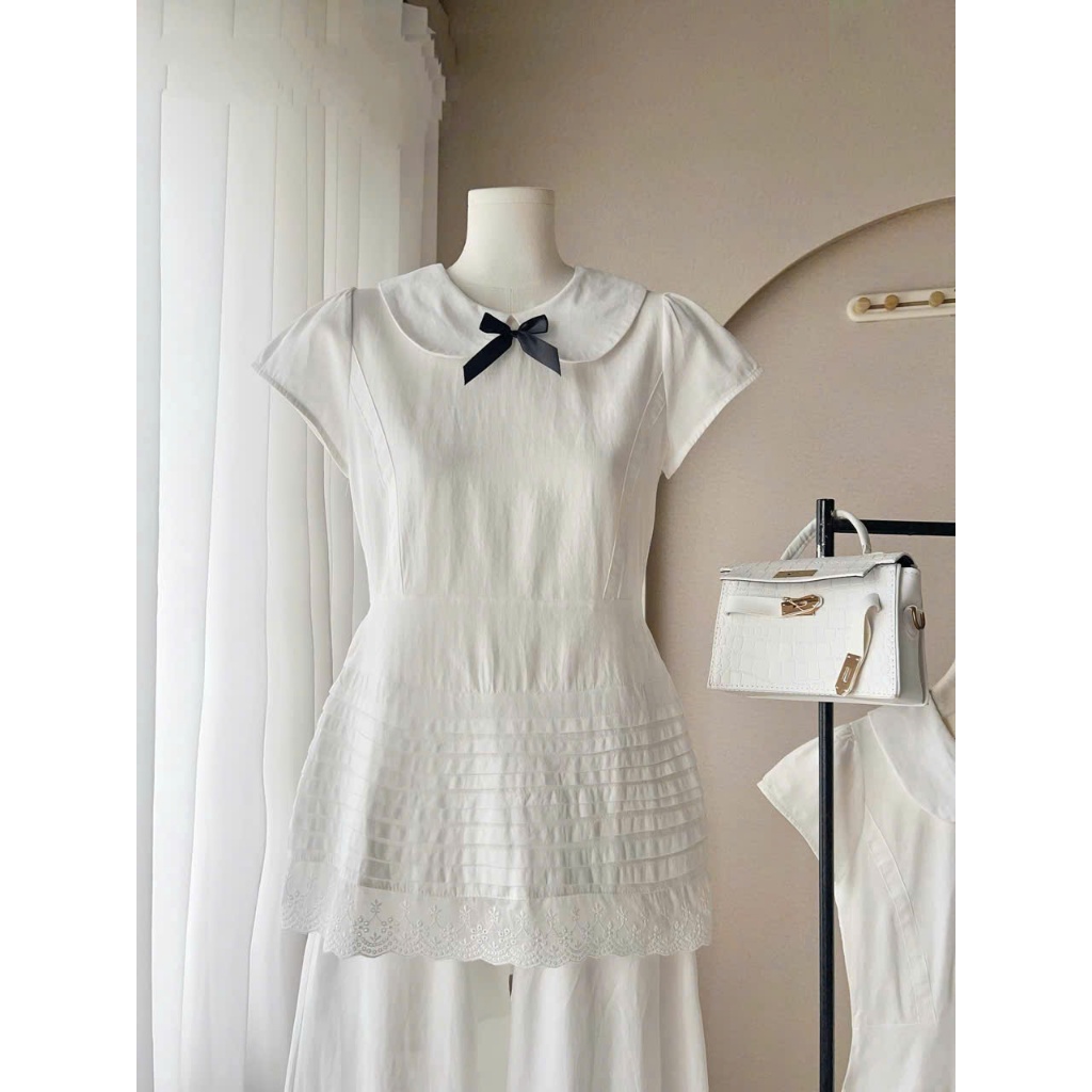 (Hàng Mới): Set Váy Áo Khoá Sau Tay Cộc Cổ Sen Đính Nơ Phối Tầng + Quần Suông Trắng Chất Thô-Ảnh Thật Lollaye | BigBuy360 - bigbuy360.vn