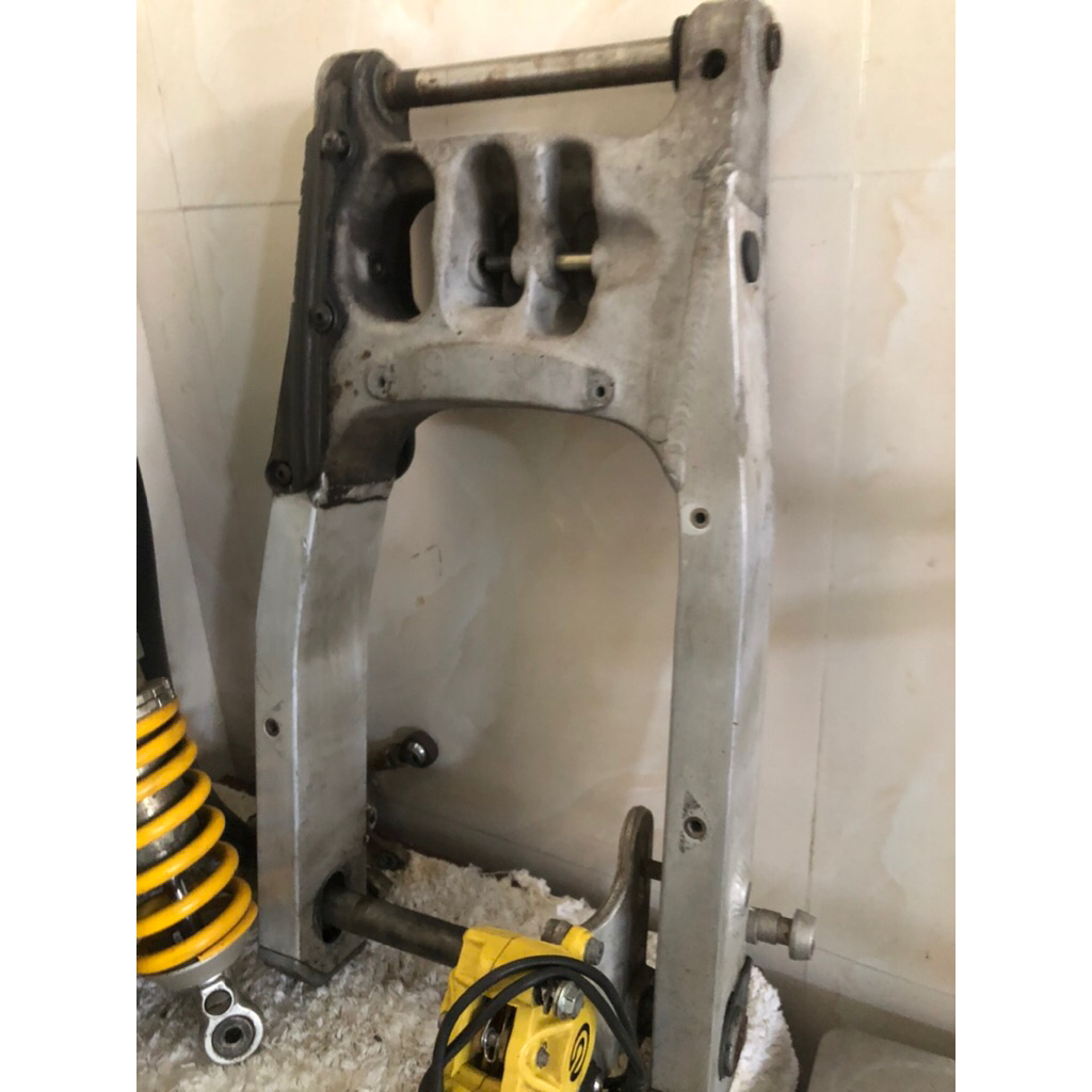 Gắp nhôm ducati 916 kèm pat và heo không có cốt Bánh sau