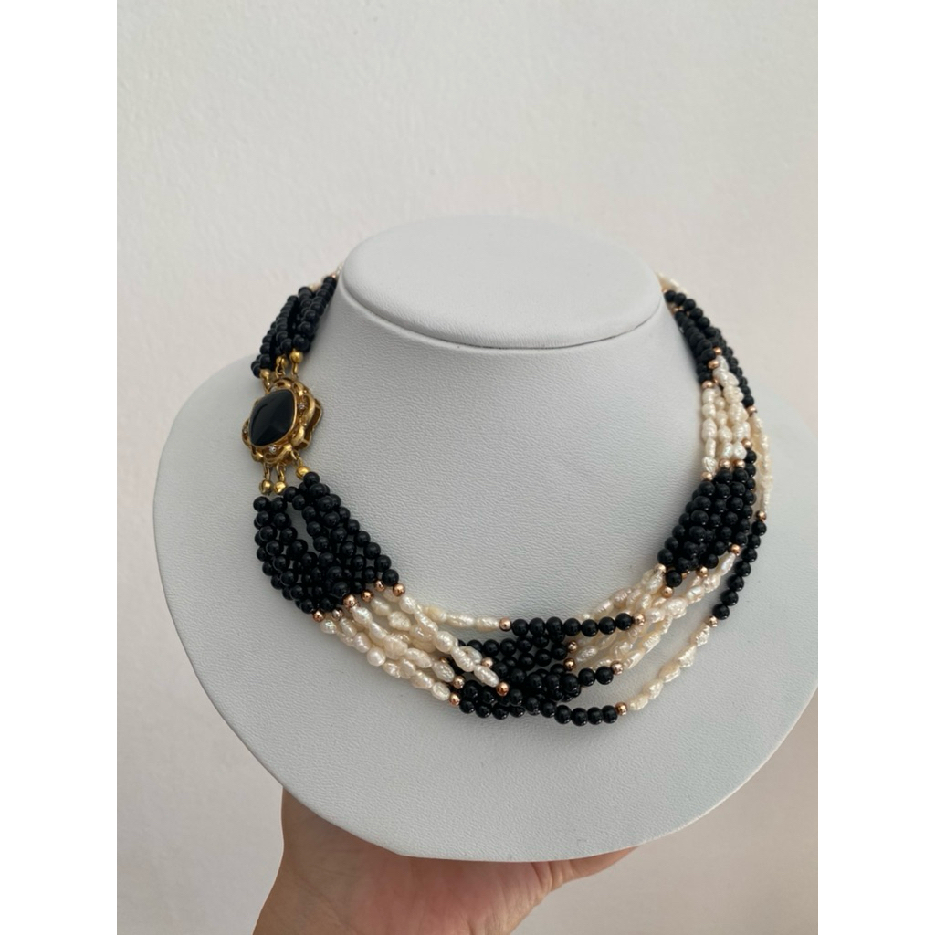 Chùm  ngọc  trai  keshi và đá đen sanho