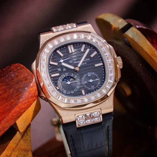 Đồng Hồ Nam PATEK PHILIPPE 𝐍𝐚𝐮𝐭𝐢𝐥𝐮𝐬 𝟓𝟕𝟏𝟐𝐑, 𝟱𝟳𝟮𝟰𝗚-𝟬𝟬𝟭𝐁𝐚𝐠𝐮𝐞𝐭𝐭𝐞 - ▪️máy: automatic ▪️size: 40mm
