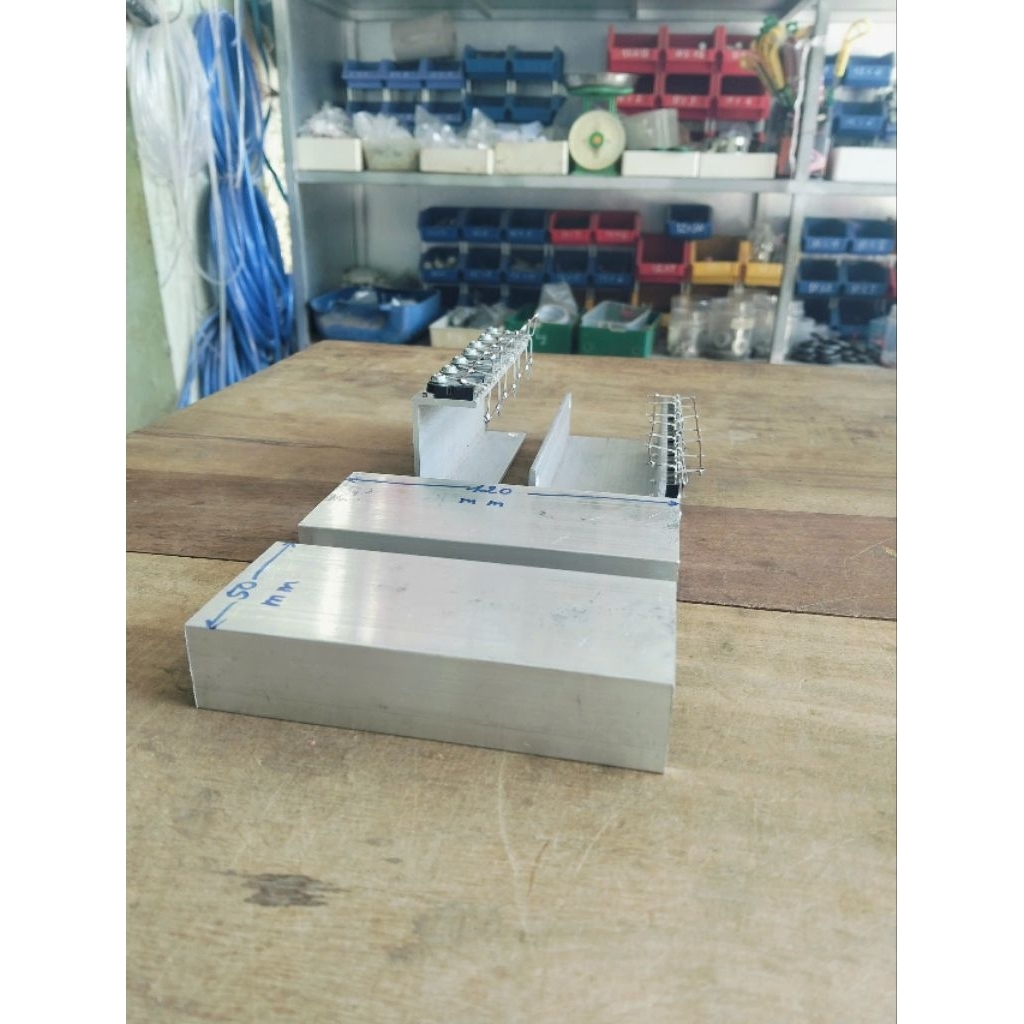 nhôm chữ U gắn D718 và B688