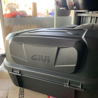 Thùng sau Givi E43 + bộ đế