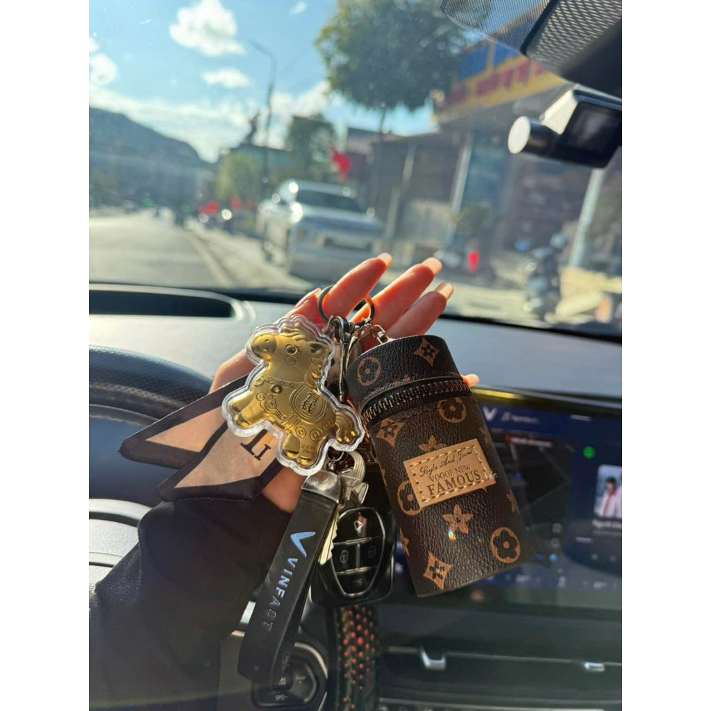 Móc khóa charm ngựa vàng may mắn kèm khăn lụa và côp mini hình lv treo móc khóa, móc ba lô túi xách.